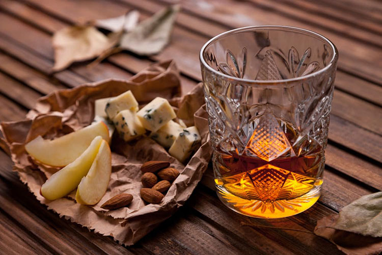 подайте до віскі з димними нотами сир Чеддер
