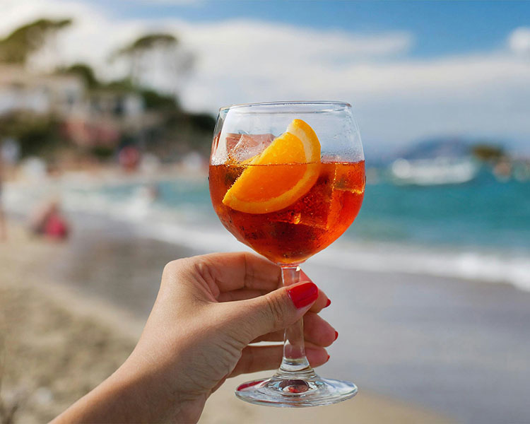 Aperol Spritz — это яркий освежающий коктейл
